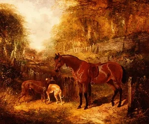 Ein gesatteltes braunes Pony und Windhunde in einer bewaldeten Flusslandschaft