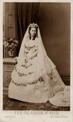 Prinzessin Alexandra von Dänemark in ihrem Hochzeitskleid für ihre Heirat mit dem Prinzen von Wales, dem zukünftigen König Edward VII.