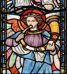 Engel, der ein Horn bläst