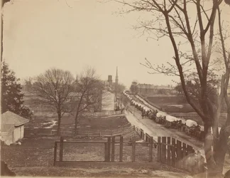 Zug von Armeewagen, die Petersburg, Virginia betreten