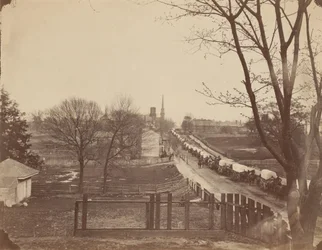 Zug von Armeewagen, die Petersburg, Virginia, im April 1865 betreten
