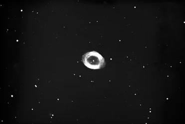 Astronomische Glasplattenaufnahme des Ringnebels in der Leier