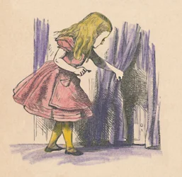 Alice schaut auf eine kleine Tür hinter einem Vorhang