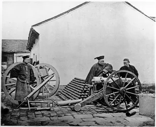 China, Artillerieoffiziere und Soldaten ca. 1870 (Foto)