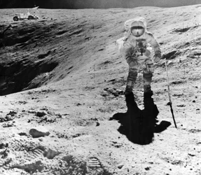 Charles Duke sammelt Proben an der Descartes-Landestelle während der Apollo-16-Mission, 1972