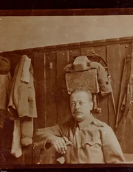 Album "Meine Weltkriegs-Erinnerungen Südwestfront (Kärnten, Italien, Südtirol) 31/03/1915-12/11/1918 - Josef Zohles Wien": Porträt eines Soldaten (s/w Foto)