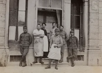 Album "Meine Weltkriegs-Erinnerungen Südwestfront (Kärnten, Italien, Südtirol) 31/03/1915-12/11/1918 - Josef Zohles Wien": Gruppenporträt vor... (s/w Foto)