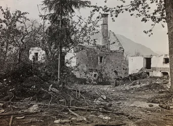 Album "Meine Weltkriegs-Erinnerungen Südwestfront (Kärnten, Italien, Südtirol) 31/03/1915-12/11/1918 - Josef Zohles Wien": Trümmer in Bovec (s/w Foto)