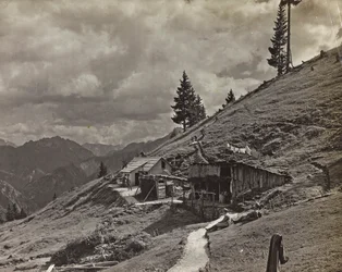 Album "Meine Weltkriegs-Erinnerungen Südwestfront (Kärnten, Italien, Südtirol) 31/03/1915-12/11/1918 - Josef Zohles Wien": Militärbaracken in den Alpen (s/w Foto)