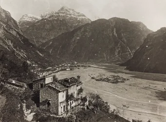 Album "Meine Weltkriegs-Erinnerungen Südwestfront (Kärnten, Italien, Südtirol) 31/03/1915-12/11/1918 - Josef Zohles Wien": Blick auf Chiusaforte (s/w Foto)