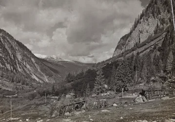 Album "Meine Weltkriegs-Erinnerungen Südwestfront (Kärnten, Italien, Südtirol) 31/03/1915-12/11/1918 - Josef Zohles Wien": Soldaten im Tal von L... (s/w Foto)