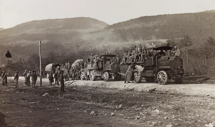 Album "Meine Weltkriegs-Erinnerungen Südwestfront (Kärnten, Italien, Südtirol) 31/03/1915-12/11/1918 - Josef Zohles Wien": Militärfahrzeuge in Hermagor (s/w Foto)