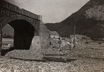 Album "Meine Weltkriegs-Erinnerungen Südwestfront (Kärnten, Italien, Südtirol) 31.03.1915-12.11.1918 - Josef Zohles Wien": Brücke in Tolmezzo (s/w Foto)