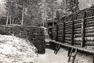 Album "Meine Weltkriegs-Erinnerungen Südwestfront (Kärnten, Italien, Südtirol) 31.03.1915-12.11.1918 - Josef Zohles Wien": Barriere aus Holzscheiten (s/w Foto)