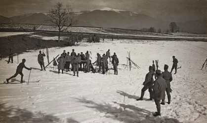 Album "Meine Weltkriegs-Erinnerungen Südwestfront (Kärnten, Italien, Südtirol) 31.03.1915-12.11.1918 - Josef Zohles Wien": Soldaten auf Skiern (s/w Foto)