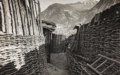 Album "Meine Weltkriegs-Erinnerungen Südwestfront (Kärnten, Italien, Südtirol) 31.03.1915-12.11.1918 - Josef Zohles Wien": Schützengraben (s/w Foto)