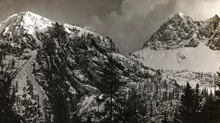 Album "Meine Weltkriegs-Erinnerungen Südwestfront (Kärnten, Italien, Südtirol) 31.03.1915-12.11.1918 - Josef Zohles Wien": Kriegsgebiet in den Alpen (s/w Foto)