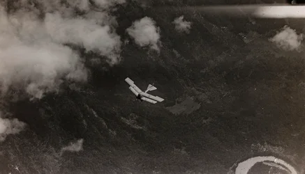 Album "Meine weltkriegs - Erinnerungen Südwestfront (Kärnten, Italien, Südtirol) 31/03/1915-12/11/1918 - Josef Zohles Wien": ein österreichisches Flugzeug fliegt über