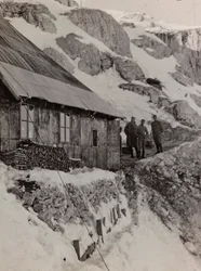 Album "Meine Weltkriegs-Erinnerungen Südwestfront (Kärnten, Italien, Südtirol) 31/03/1915-12/11/1918 - Josef Zohles Wien": Militärbaracke