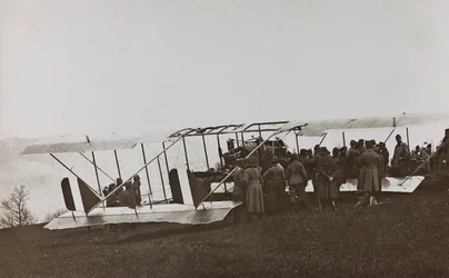 Album "Meine Weltkriegs-Erinnerungen Südwestfront (Kärnten, Italien, Südtirol) 31/03/1915-12/11/1918 - Josef Zohles Wien": österreichische Soldaten und Flugzeug