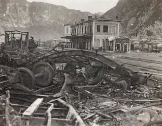 Album "Meine weltkriegs - Erinnerungen Südwestfront (Kärnten, Italien, Südtirol) 31/03/1915-12/11/1918 - Josef Zohles Wien": Trümmer und Schrott