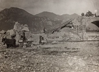 Album "Meine weltkriegs - Erinnerungen Südwestfront (Kärnten, Italien, Südtirol) 31/03/1915-12/11/1918 - Josef Zohles Wien": Trümmer einer Brücke