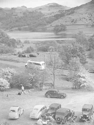 Eine Gruppe von Autos geparkt bei Rydal Water