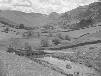 Brücke über einen Fluss umgeben von Hügeln in Martindale