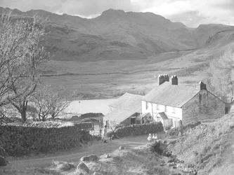 Bauernhof (in den Langdales?) mit Frau und Hunden, die Enten beobachten und Bauerngebäude dahinter