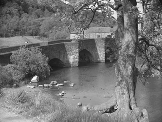 Fluss und Brücke bei Newby Bridge