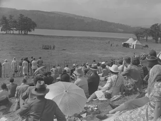 Zuschauer beobachten Hütehundprüfungen