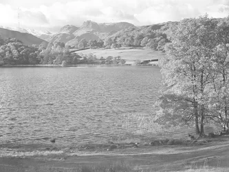 Blick über Loughrigg Tarn, Hügel im Hintergrund