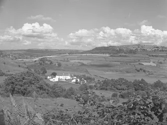 Ansicht eines Gebäudes im Ackerland
