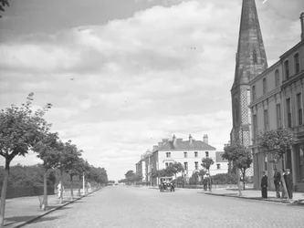 Kirche; Architektur; religiös; kirchlich; und Männer stehen rechts im Bild