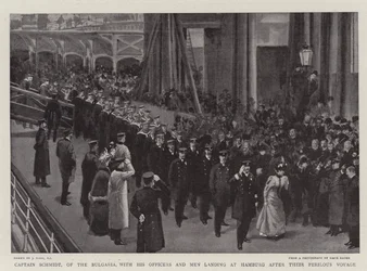 Kapitän Schmidt von der Bulgaria mit seinen Offizieren und Männern bei der Landung in Hamburg nach ihrer gefährlichen Reise