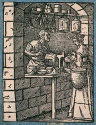 Ein Laternenmacher arbeitet an seiner Werkbank und spricht mit einer Kundin, die eine fertige Laterne begutachtet.