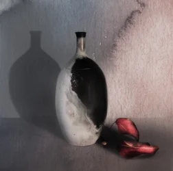 Schwarze Vase, rote Blätter