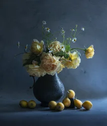 Dunkles Blumenstillleben