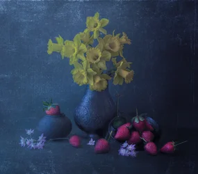 Gelbe Narzissen und Erdbeeren