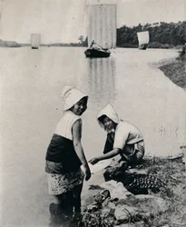 Eine Wäscherei am Flussufer, ca. 1900, 1921