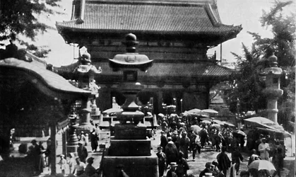 In Asakusa, dem großen Tempel von Tokio, floriert das Wahrsagen, ca. 1900