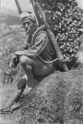 Mittelalterlicher Kuli setzte sich hastig am Ufer nieder, um uns zu passieren, ca. 1900, 1921