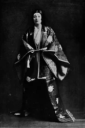 Mrs. Charles Burnett in einem japanischen Hofkostüm aus dem 15. Jahrhundert. Mrs. Burnetts Gedichte geschrieben in Japan