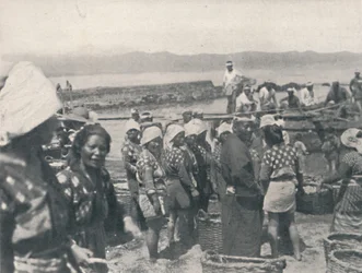 Tai-no-ura - Fischerboote, Männer und Frauen mit Netzen und Körben, um 1900