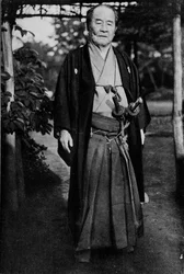 Viscount Shibusawa, 1840-1931, trägt seine Samuraischwerter, ca. 1900, 1921