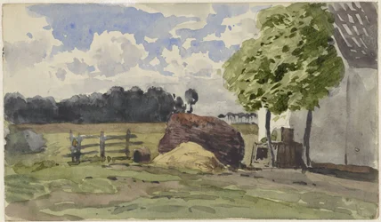 Holzstapel vor einem Bauernhof auf der Wiese