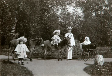 Großfürstinnen Olga, Tatiana und Maria von Russland, Zarskoje Selo, Russland, ca. 1899-1900