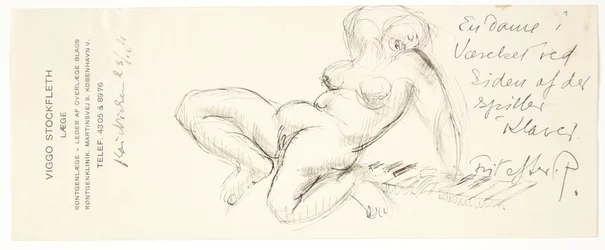 Nacktes Mädchen, zurückgelehnt auf die Tasten eines Klaviers