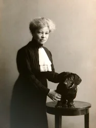 Alexandra Beketova-Blok, russische Autorin und Übersetzerin, mit ihrem Haustierhund, frühes 19. Jahrhundert