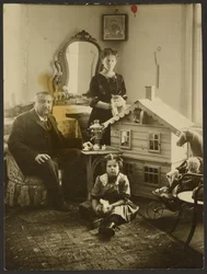 Alexander Kuprin [berühmter russischer Schriftsteller] mit seiner Familie